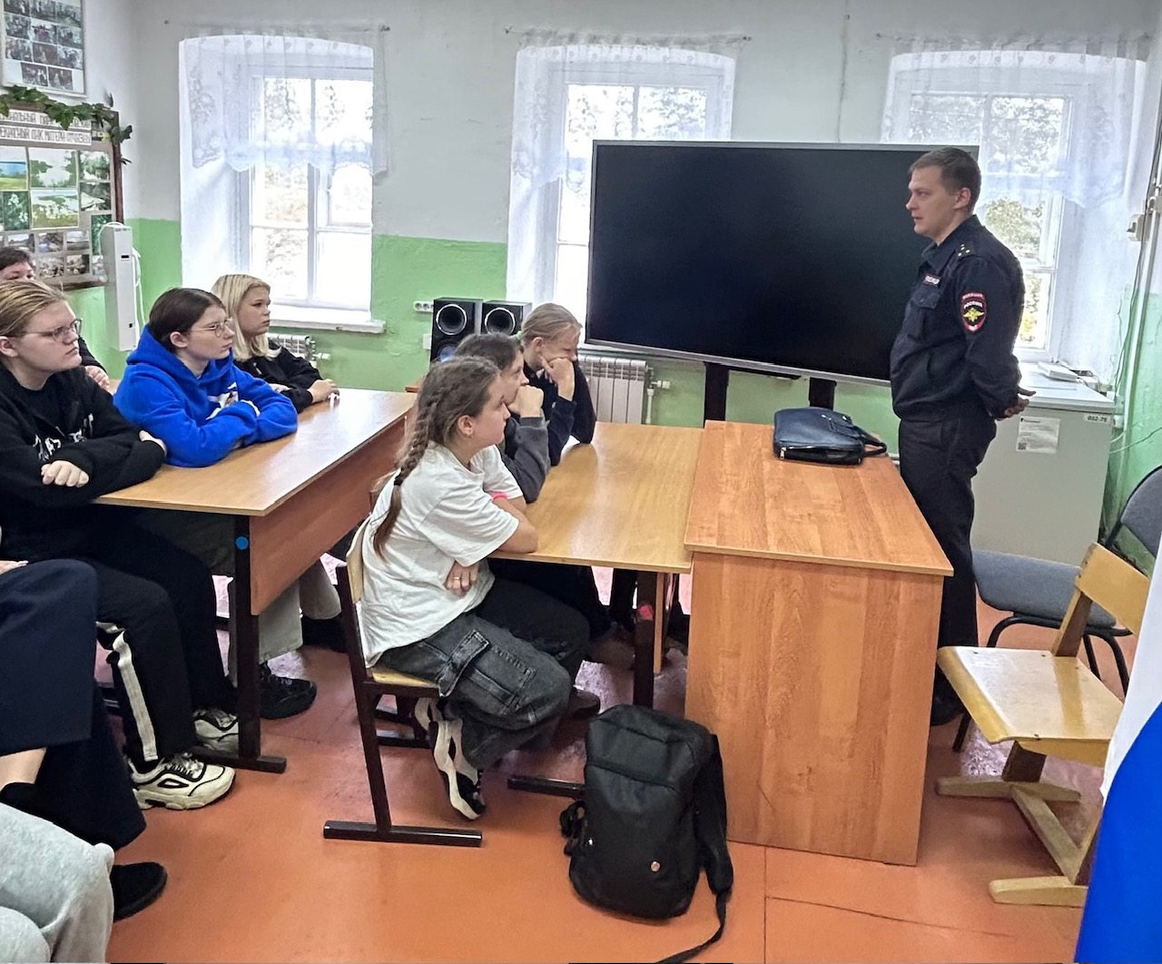 Специалист по социальной работе ОАЦСО Окуловский КЦСО Дмитриев Михаил Николаевич  провел беседу с учащимися школы на тему &amp;quot;О  компьютерной интернет-зависимости&amp;quot;