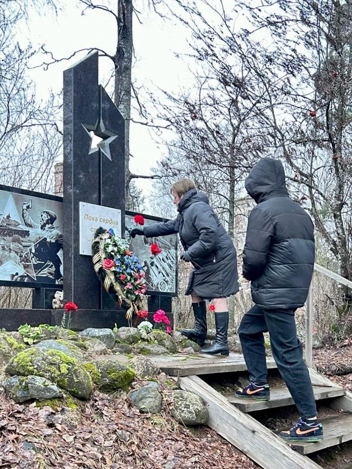 Возложение цветов к памятнику павшим воинам